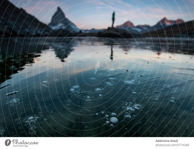 Frühlings-Tauwetter im Matterhorn's Lakeside Alpen See Auftauen Eis Person Berge u. Gebirge Landschaft Natur im Freien Sonnenaufgang Sonnenuntergang Wasser