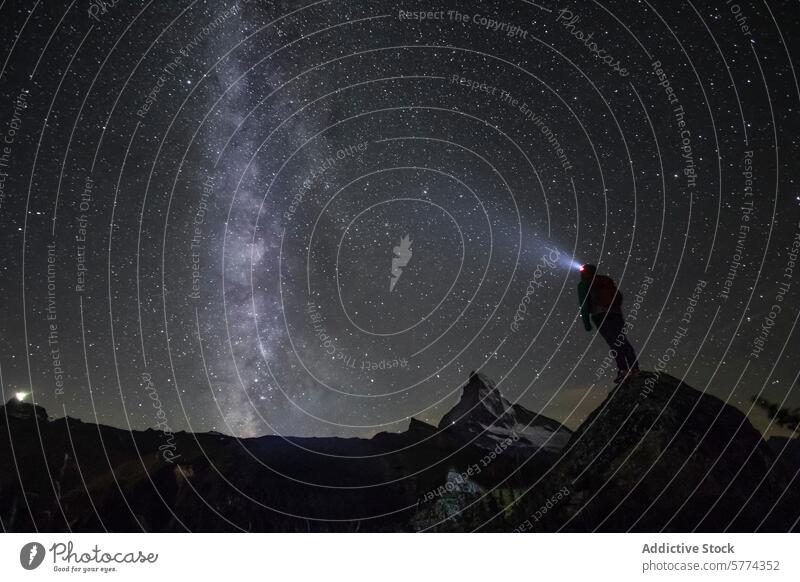 Sternguckerei am Matterhorn unter der Milchstrasse Sternenbeobachtung Nacht Himmel Scheinwerfer Abenteurer Alpen Schönheit nachtaktiv alpin Schweiz
