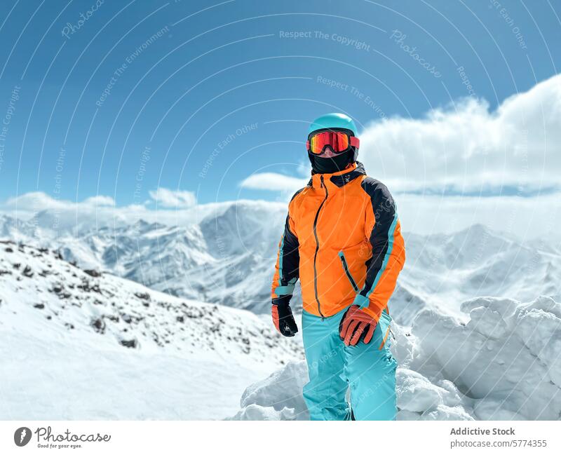 Abenteuerlustiger Bergsteiger in verschneiter Alpenlandschaft Athlet Berge u. Gebirge Schnee Winter Sport im Freien Ausrüstung männlich Gipfel alpin Ski
