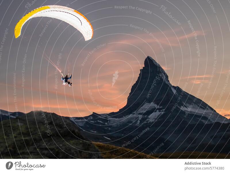 Gleitschirmfliegen bei Sonnenuntergang in der Nähe des ikonischen Matterhorns Berge u. Gebirge schwebend malerisch Hintergrund majestätisch Höhe Flug Abenteuer