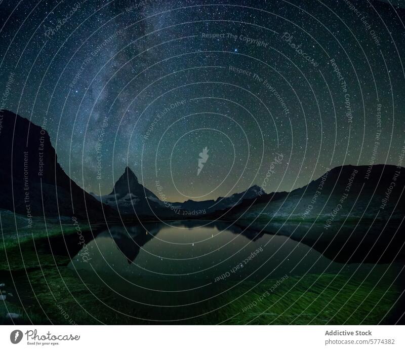 Sternenhimmel über dem Matterhorn spiegelt sich im stillen See sternenklar Himmel Nacht Berge u. Gebirge Reflexion & Spiegelung ruhig Gelassenheit Landschaft