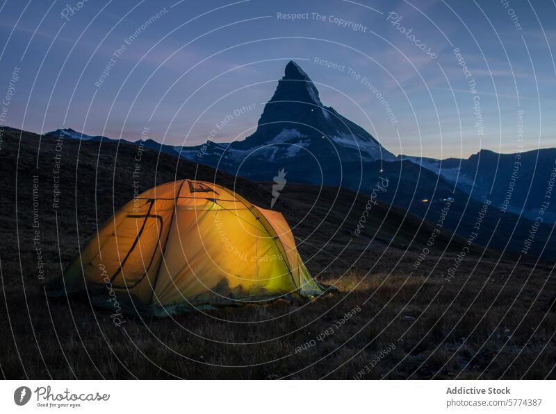 Beleuchtetes Zelt mit dem majestätischen Matterhorn in der Abenddämmerung Camping beleuchtet glühen Berge u. Gebirge Dämmerung kultig Hintergrund im Freien
