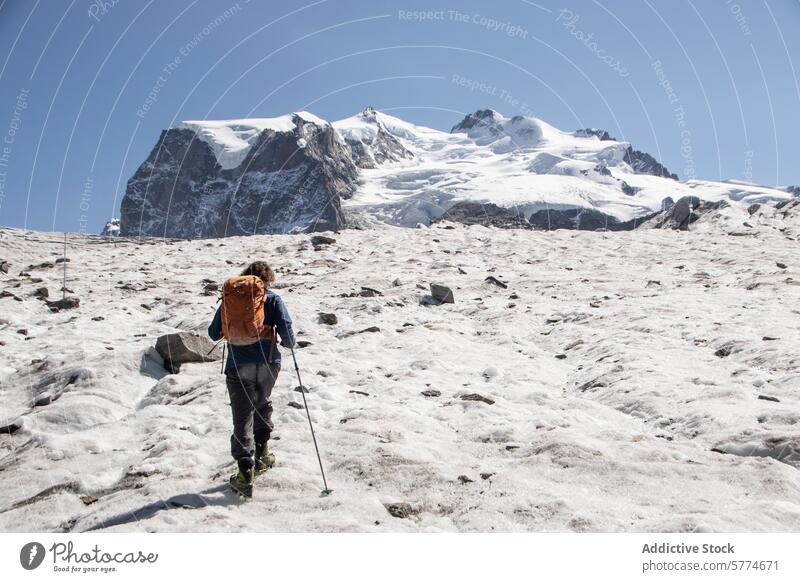 Einsamer Wanderer, der sich durch eine verschneite Gletscherlandschaft wagt Abenteuer wandern Gelände einsiedlerisch Abenteurer herausfordernd riesig