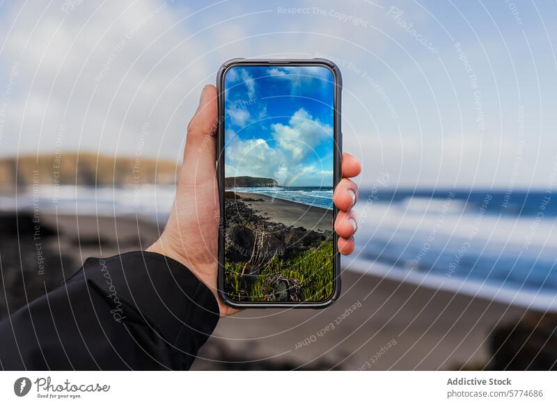 Smartphone, das die malerische Aussicht auf den Strand von São Miguel einfängt Hand Landschaft Perspektive Portugal gorreana Tee Schonung Ausrichtung Küste Meer