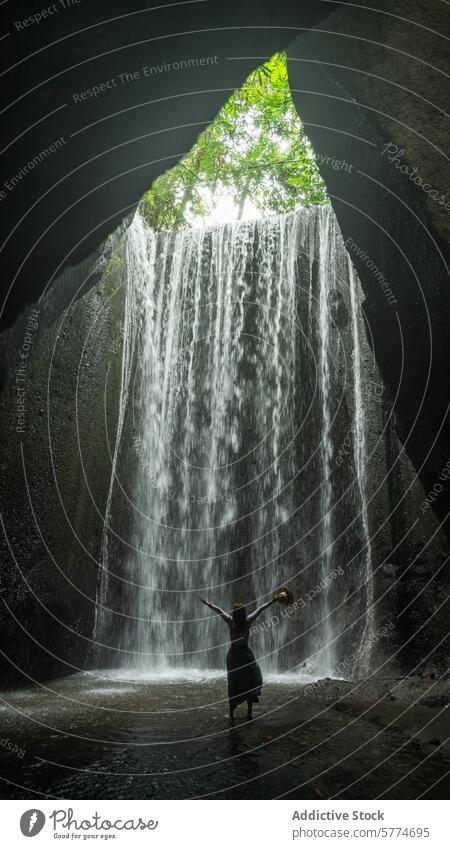 Eine Person steht vor einem majestätischen Wasserfall in Bali Natur tropisch üppig (Wuchs) Vegetation reisen Abenteuer erfrischend Schönheit exotisch Ruhe