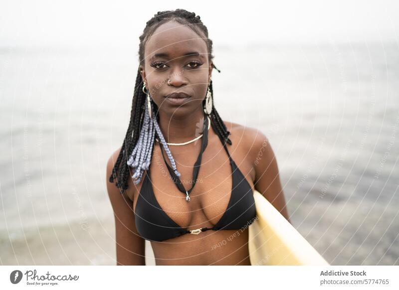 Gelassene afroamerikanische Frau am Meer stehend Afroamerikaner Strand Gelassenheit Windstille schwarzer Bikini geflochtenes Haar Surfbrett Selbstvertrauen