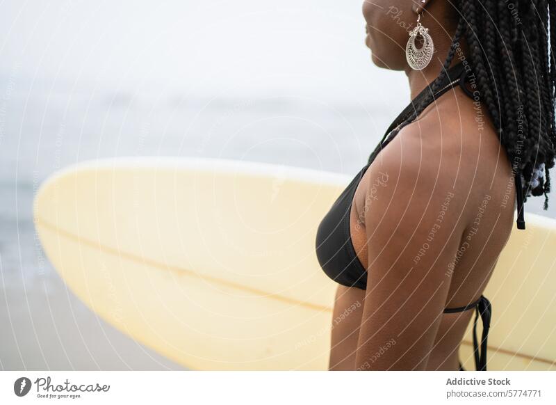 Afroamerikanische Frau mit Surfbrett an einem nebligen Strand Afroamerikaner schwarz Mädchen Freizeit Sport Vielfalt beschaulich jung ethnisch Sommer Lifestyle