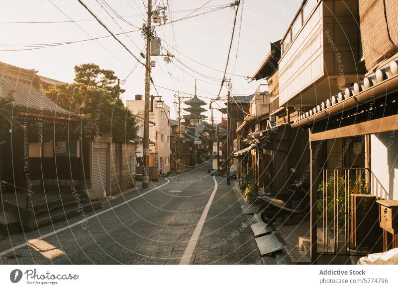 Gelassener Morgen in einem traditionellen japanischen Stadtviertel Japan reisen Straße Sonnenlicht Häuser Pagode Windstille Atmosphäre Gelassenheit Viertel