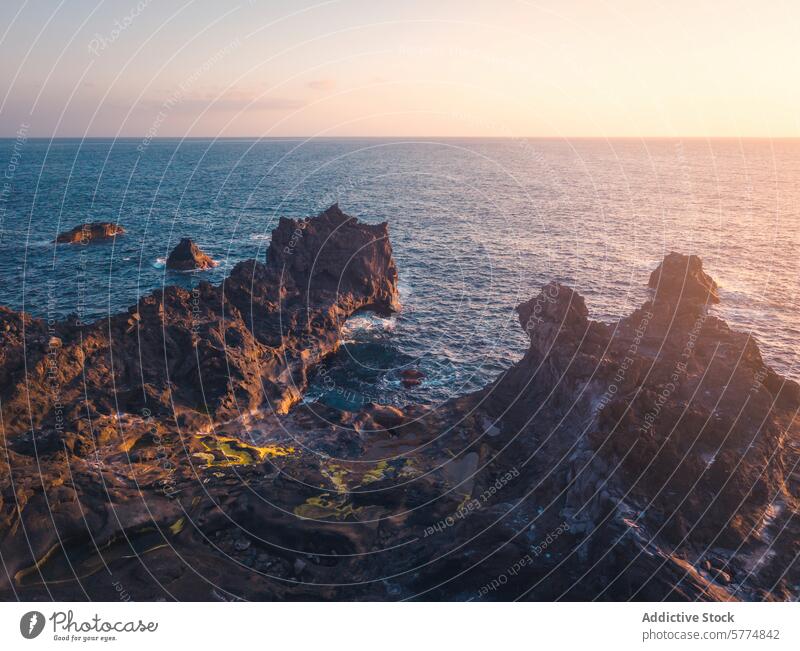 Zerklüftete Küstenlandschaft von La Palma bei Sonnenuntergang Spanien vulkanisch Gesteinsformationen Insel MEER Meer Landschaft Natur Schönheit warmer Glanz