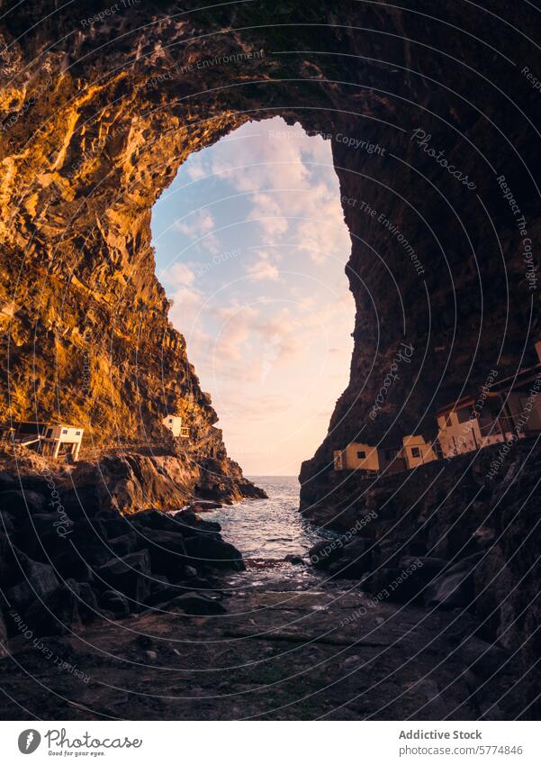 Majestätischer Naturbogen mit Meerblick auf La Palma, Spanien natürlicher Bogen felsig Bucht weißes Haus Klippe Sonnenuntergang beleuchtet Szene reisen Kanaren