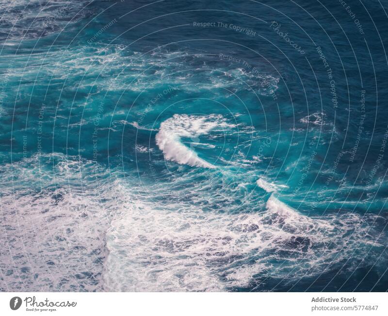 Türkisfarbene Wellen, die in La Palma, Spanien, brechen Meer winken türkis Luftaufnahme MEER Wasser Absturz Küste Insel pulsierend Natur natürliche Schönheit
