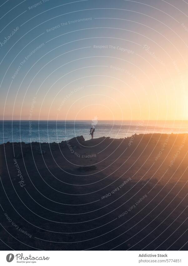 Gelassener Sonnenuntergang mit einsamer Figur an der Küste von La Palma Küstenlinie ruhig malerisch atlantisch Meer Person Silhouette Natur Landschaft reisen