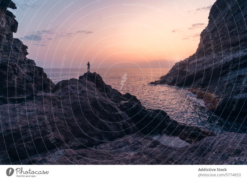 Ruhige Sonnenuntergangssilhouette auf der Insel La Palma Silhouette Spanien Person MEER Ruhe Küstenstreifen Steine robust Landschaft Meereslandschaft Windstille