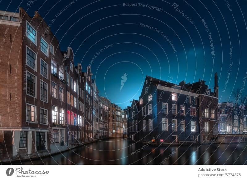 Beschaulicher Amsterdamer Kanal in der Dämmerung Niederlande holländisch Dachgiebel Häuser Abend Himmel Reflexion & Spiegelung Wasser Gelassenheit malerisch