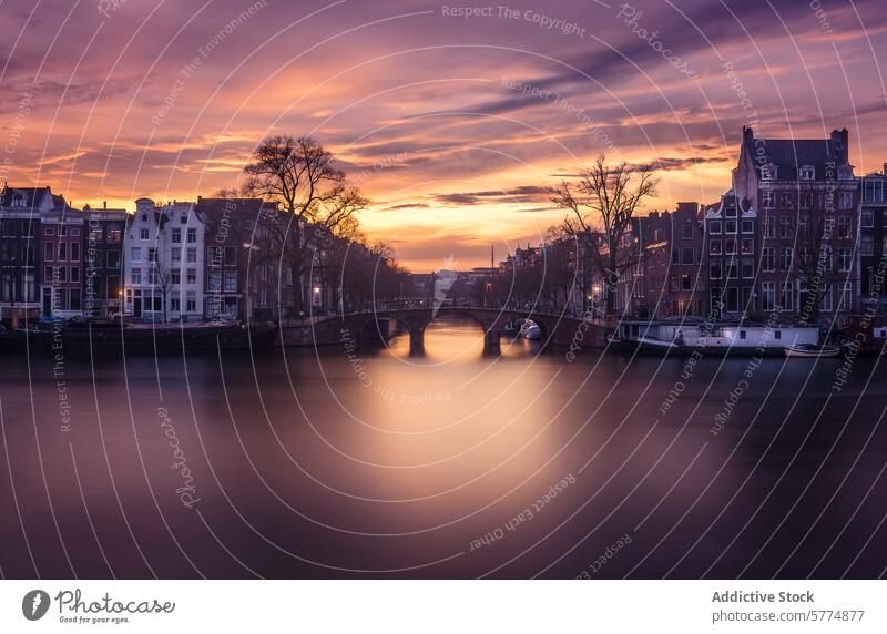 Gelassene Dämmerung über den Grachten von Amsterdam Niederlande Kanal Abend friedlich Stadtbild historisch Charme Skyline Abenddämmerung Gelassenheit Wasser