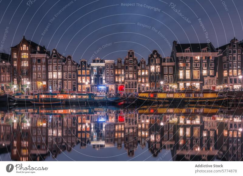 Abendliche Reflexionen auf der Gracht von Amsterdam Niederlande Reflexion & Spiegelung Kanal ruhig beleuchtet Haus Wasser noch typisch Architektur Stadtbild