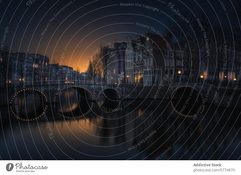 Gelassenheit in der Dämmerung über den Grachten von Amsterdam Niederlande Kanal Reflexion & Spiegelung historisch Gebäude beleuchtet Brücke Wasser ruhig