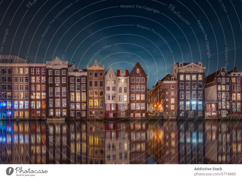 Amsterdams ikonische Grachtenhäuser bei Nacht Niederlande Kanal Haus Reflexion & Spiegelung Wasser Architektur holländisch historisch Dämmerung urban Großstadt