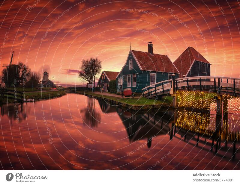 Heiterer Sonnenuntergang über traditionellen niederländischen Häusern in Amsterdam Niederlande Niederländische Häuser Reflexion & Spiegelung Wasser Kanal