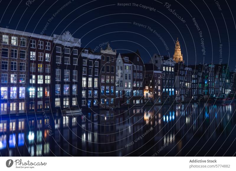 Amsterdams Grachtenhäuser bei Nacht mit beleuchteten Fenstern Kanal Haus Reflexion & Spiegelung Wasser Illumination Turm Gebäude historisch Architektur
