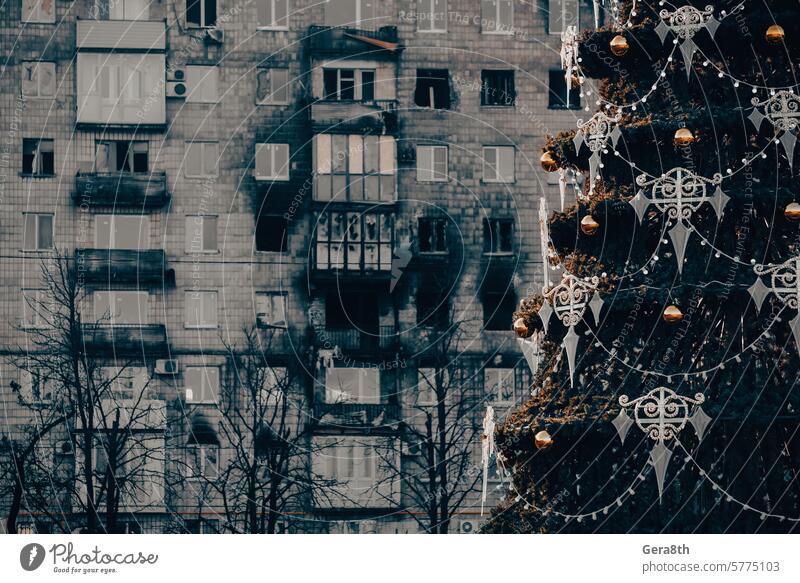 Weihnachtsbaum mit Spielzeug in der Nähe des Hauses in der zerstörten Stadt in der Ukraine Weihnachten donezk Charkow Kherson kyiv Lugansk mariupol Neujahr