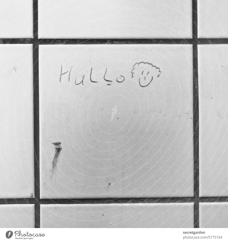 Hallo was here :) Kacheln fliesenspiegel Kreuz sanitär klein unscheinbar banal handwerklich Öffentliche Toilette Design Handwerk Sanitäranlagen Hygiene schlicht
