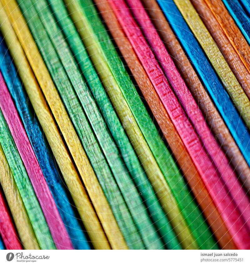 Mehrfarbige Holzstäbchen, bunter Hintergrund kleben Essstäbchen hölzern Bastelstäbe Farben farbenfroh mehrfarbig dekorativ Dekoration & Verzierung verziert