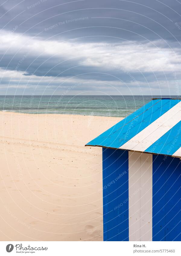 Strandhütte am menschenleeren Strand mit Meerblick MEER wolkeninformation Urlaub