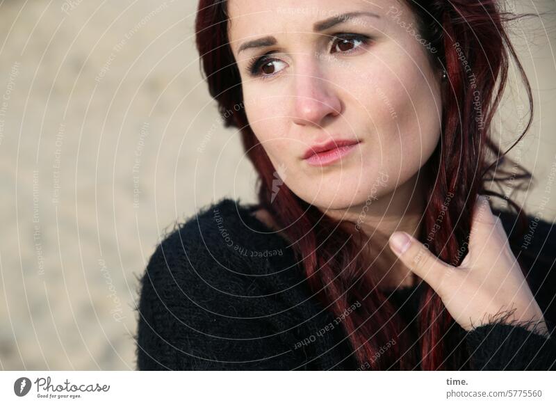 Frau mit Fernweh Portrait dunkelhaarig Pullover Sand Blick Halbprofil langhaarig Hand feminin