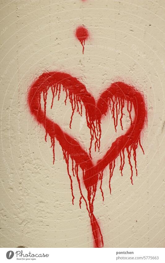 ein gespraytes rotes herz auf einer wand. graffiti. sprayen liebe verliebt jugendkultur symbol verlaufen Valentinstag Gefühle Liebeserklärung Liebesbekundung