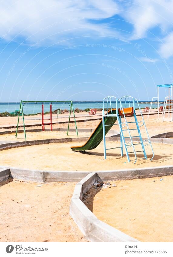 Strandspielplatz mit Meerblick ohne Kinder menschenleer Vorsaison Horizont Himmel