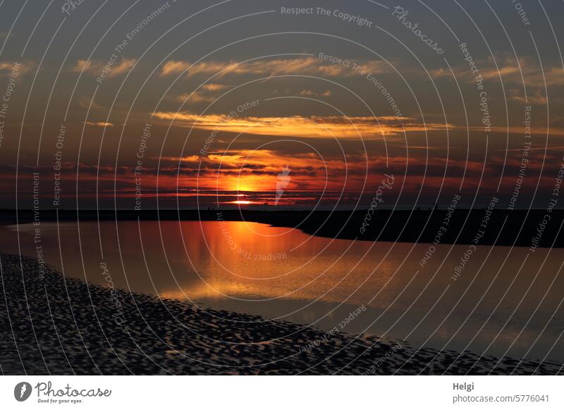 der Tag geht zu Ende Sonnenuntergang Abend abends Nordsee Nordseeinsel Wangerooge Meer Wasser Sonnenlicht Licht Schatten Himmel Wolken Abendstimmung Stimmung
