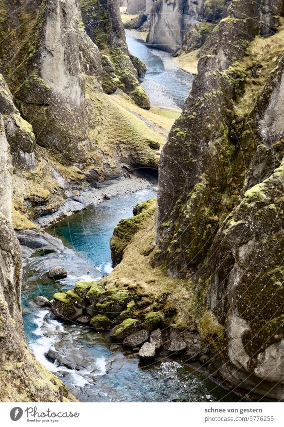 Reisender Fluss Wasser Schlucht Natur Felsen Tag Wasserfall Außenaufnahme Berge u. Gebirge Umwelt Farbfoto Landschaft Menschenleer fließen Island Gischt wild