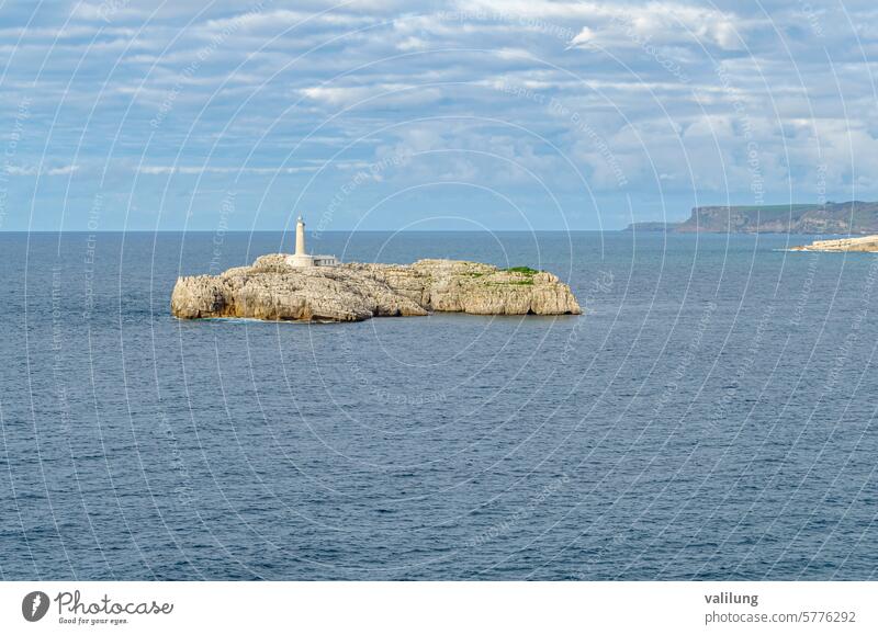 Blick auf die Insel Mouro und ihren Leuchtturm, Santander, Spanien Kantabrien Europa Bucht Strand schön blau Klippe Küste Küstenstreifen Küstenlinie Wahrzeichen