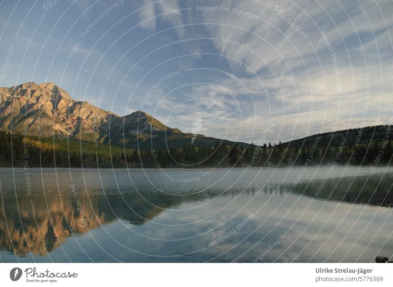 Kanada | Morgenstimmung am Pyramid Lake Morgennebel Morgendämmerung Nebel Stimmung Berge u. Gebirge Bergsee Ferien & Urlaub & Reisen Erholung wandern Tourismus