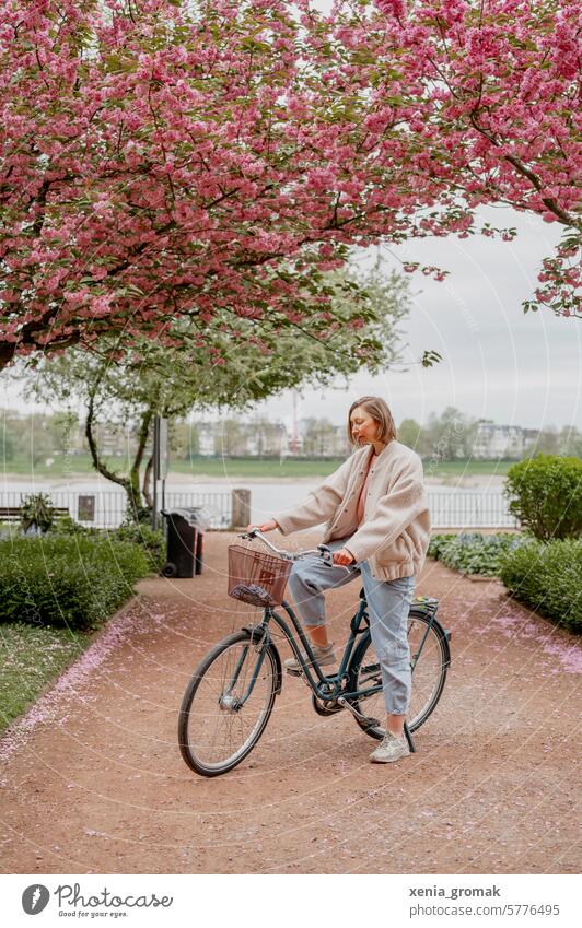 Frau auf dem Fahrrad Fahrradfahren Freizeit & Hobby Mobilität Verkehr Verkehrsmittel umweltfreundlich nachhaltig unterwegs Fahrradtour Lifestyle sportlich