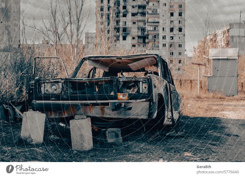 beschädigte und geplünderte Autos in einer Stadt in der Ukraine während des Krieges donezk Charkow Kherson Lugansk mariupol Russland Saporoschje aussetzen