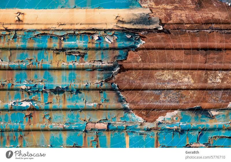 Muster rostige Metalloberfläche mit Resten von blauer und gelber Farbe Farbe Charkow Ukraine abstrakt gealtert Hintergrund blau und gelb Holzplatte verbrannt