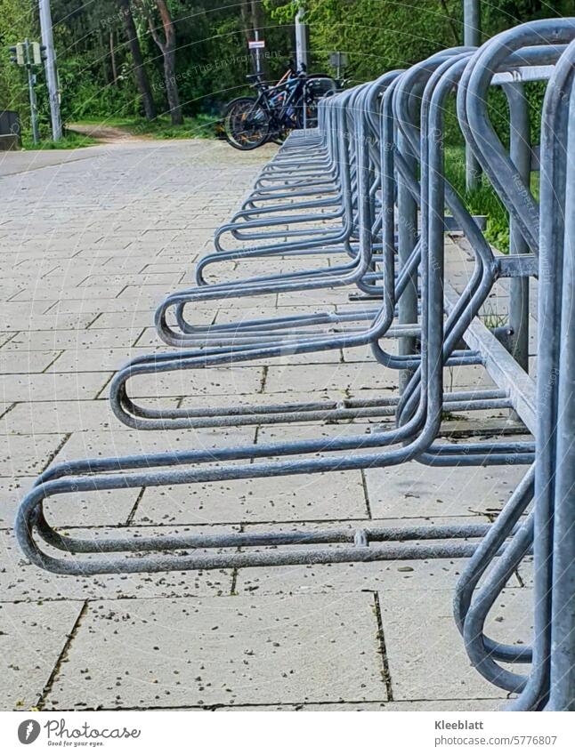 Noch freie Parkplätze - Fahrradhaltesystem auf öffentlichem Grund Fahrradfahren Verkehrsmittel abstellen Öffentlicher Personennahverkehr Mobilität Rad parken
