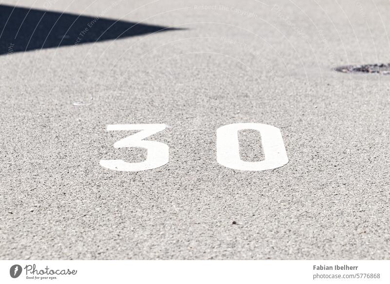 Fahrbahnmarkierung kennzeichnet Tempolimit von 30 km/h verkehrsberuhigt Schild Verkehrszeichen 30-Zone Deutschland
