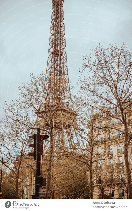 Paris, Frankreich, Eiffelturm im Vorfrühling Straße Französisch reisen Stadtbild urban trist Tourismus Großstadt Wahrzeichen Europa Gebäude berühmt historisch