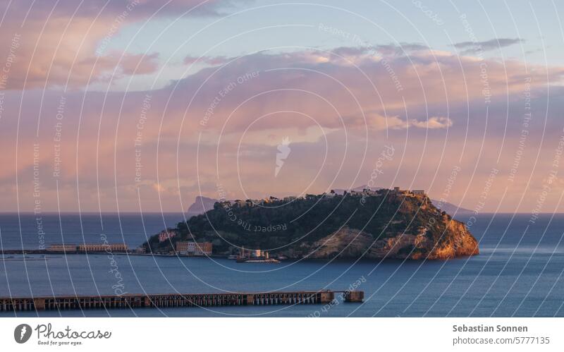 Goldener Sonnenuntergang über dem Meer an der Küste des Golfs von Neapel bei Campi Flegrei mit Insel, Pozzuoli, Kampanien, Italien reisen MEER Natur Landschaft