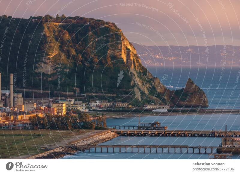 Goldener Sonnenuntergang über dem Meer an der Küste des Golfs von Neapel bei Campi Flegrei, Pozzuoli, Kampanien, Italien reisen MEER Natur Landschaft Wasser