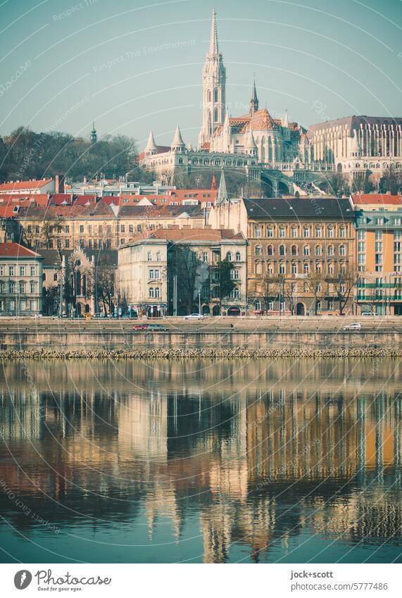 Stadtgeschichte spiegelt sich in der Donau Budapest Reflexion & Spiegelung Ungarn Sehenswürdigkeit Städtereise historisch Sightseeing Stadtansicht