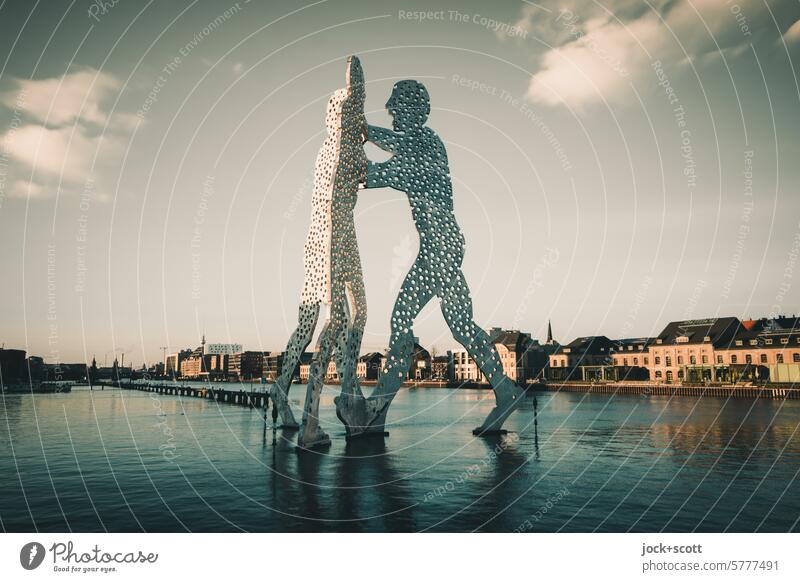 Molecule Man und die Ganzheit und Einheit innerhalb der Welt Spree Berlin Hauptstadt Sehenswürdigkeit Sightseeing Sonnenlicht Treptow Kontrast Großstadt