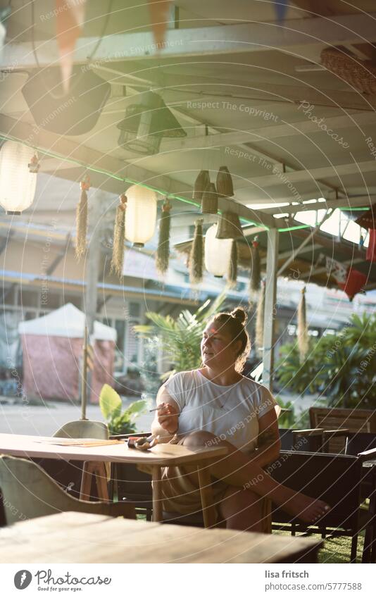 KLEINE PAUSE - SOMMER - THAILAND Frau 30 - 40 Jahre Junge Frau Dutt Rauchen Zigarette Sonnenlicht entspannt genießen Außenaufnahme Café sitzen