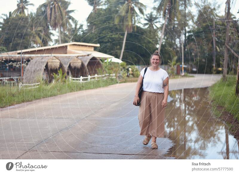 REISEN - MITTEN IM NIRGENDWO - THAILAND Frau 30 bis 40 Jahre blond Palmen Thailand Straße reisen Pfütze Erwachsene Farbfoto Lächeln glücklich Sommer