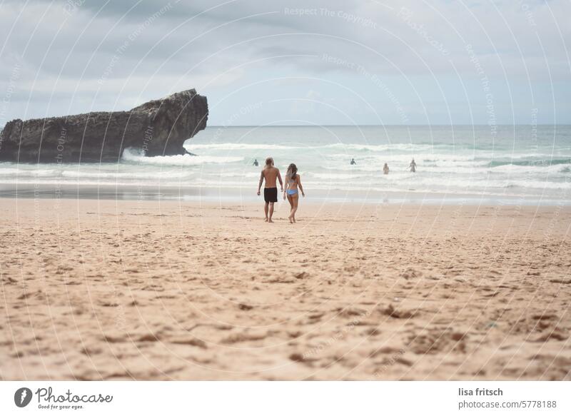 AB INS WASSER... Strand Paar Ferien & Urlaub & Reisen Meer Portugal Felsen baden diesig bewölkt Sommer Sommerurlaub Tourismus Küste Erholung Natur Wellen