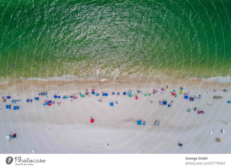 Gulf Shores Strand im Juli Golf Golf von Mexico Golfküste Luftaufnahme Dröhnen Drohnenansicht Seeküste Meereslandschaft Meeresufer Uferlinie Gezeiten Wellen