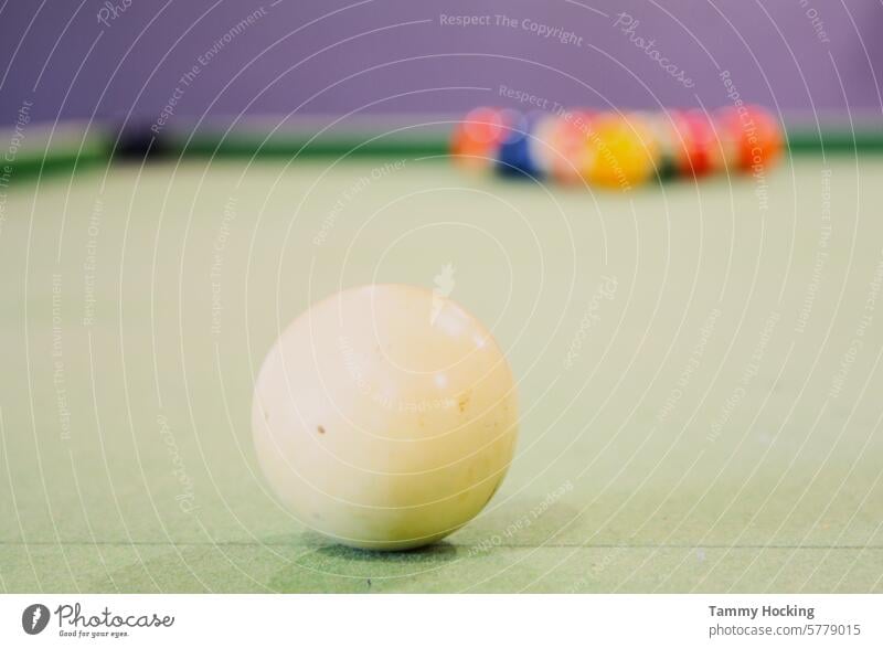 Poolbillardtisch mit einer weißen Kugel in der Mitte, die in das Dreieck der farbigen Kugeln auf dem Billardtisch befördert werden soll weiße Kugel Spiel